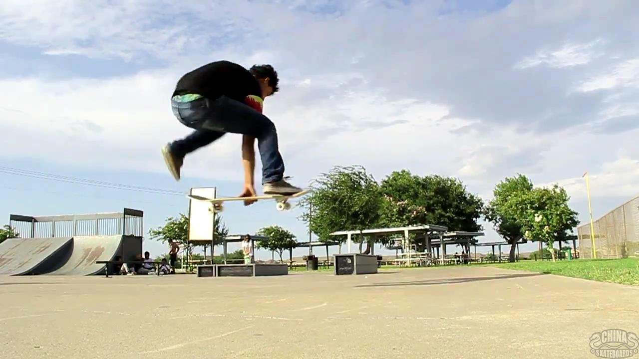 动作 滑板 教学 Boneless 360  Robby DeLeon