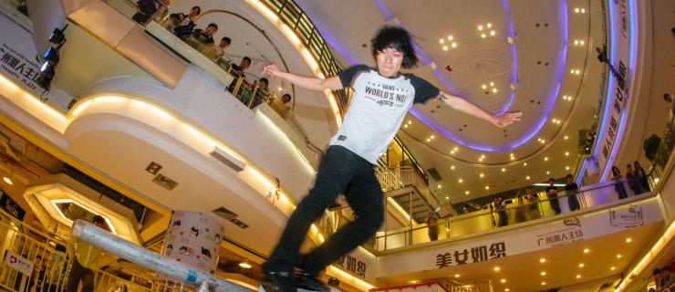 Vans SKATE FRY-DAYS联合HERO滑板店和蓝色极限，滑翻广州地王广场